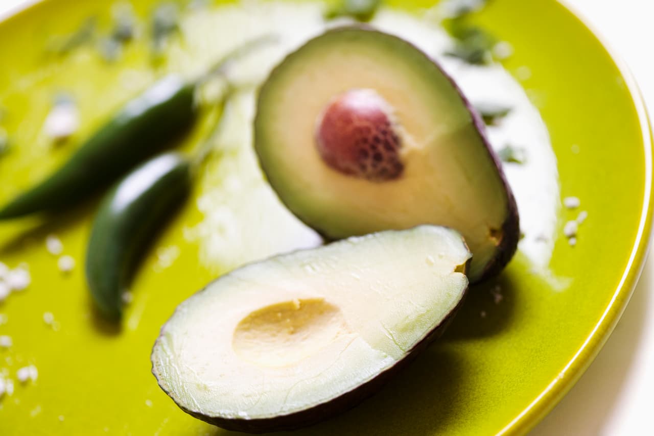 Expertos también recomiendan grasas saludables como el aguacate, el aceite de oliva o los frutos secos que crean una capa en la piel y protegen del frío.