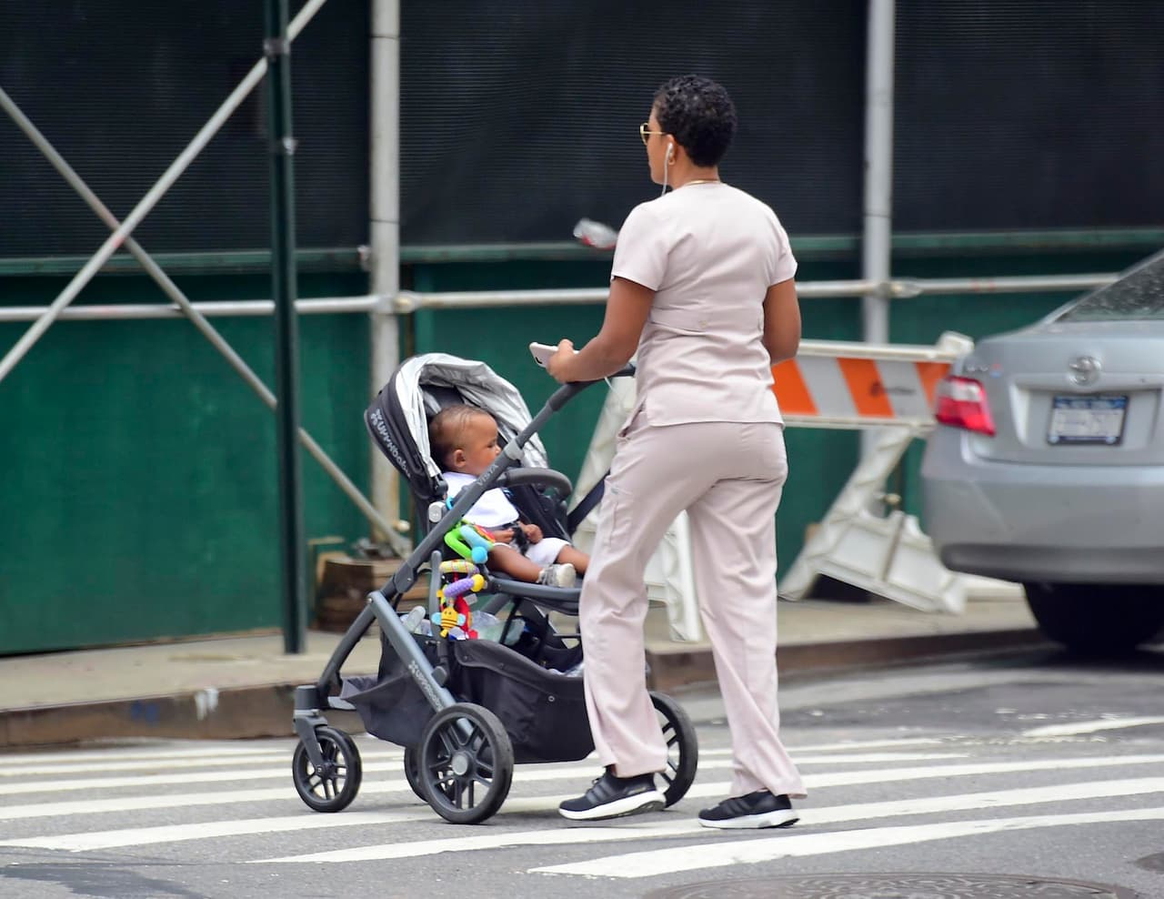 Tenía puestos los audífonos. ¿Con música o atendiendo una llamada?
