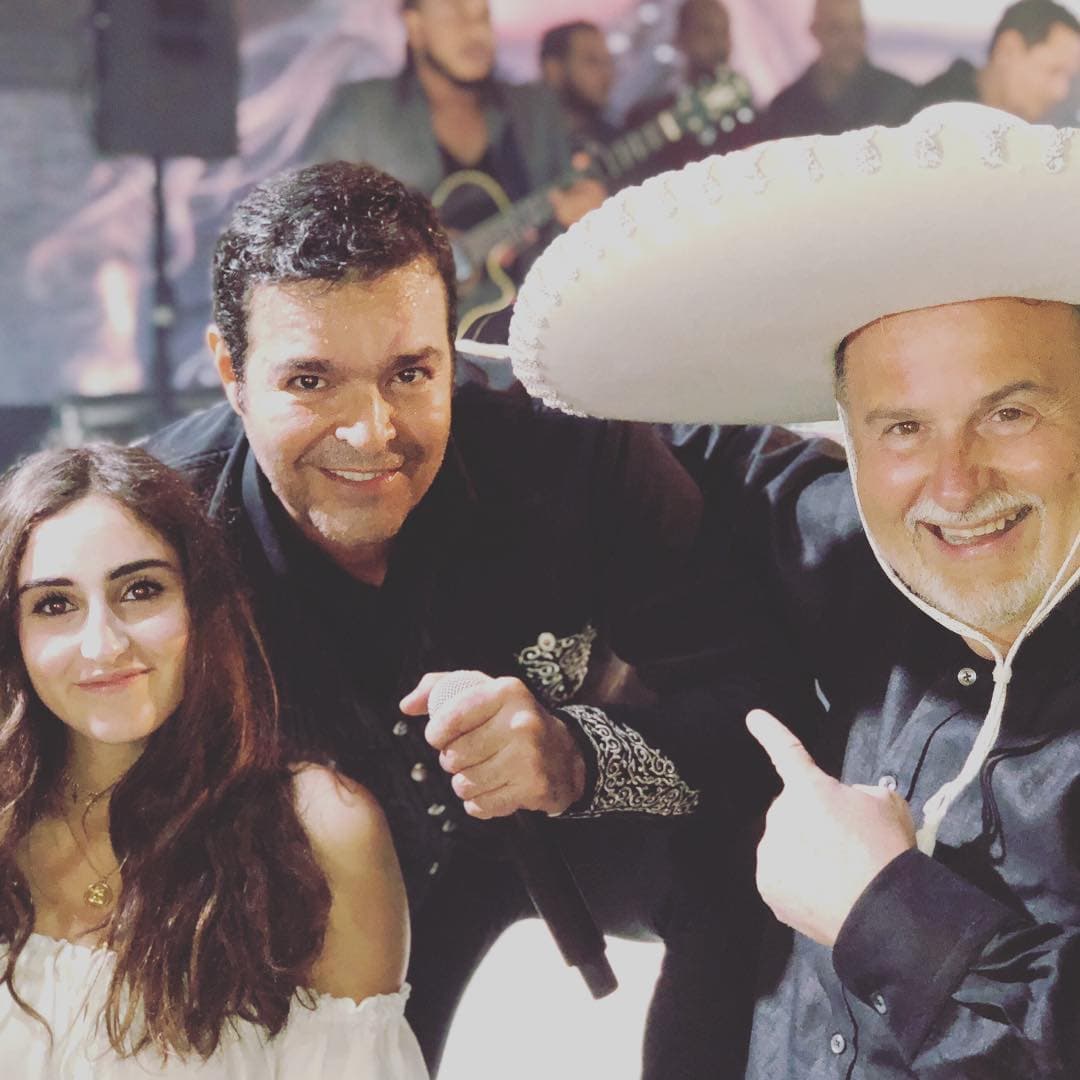 El cantante de música regional mexicana, Pablo Montero, también forma parte del repertorio de famosos que Mia ha conocido.