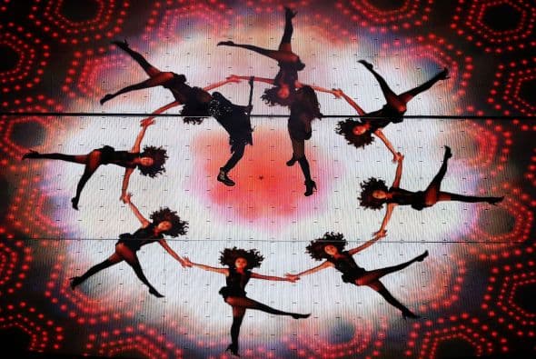 Ni el mejor guionista de Hollywood hubiese podido escribir un libreto mejor que el Super Bowl 2013. Con lágrimas, risas, entretenimiento, estupor, suspenso, miedo y mucha emoción, este Super Bowl “tuvo de todo un mucho”. El coro de la escuela de Newtown que sufrió en diciembre una matanza que conmocionó al mundo, con 26 niños de la escuela primaria Sandy Hook, abrió la ceremonia previa al partido con la canción "America The Beautiful", al lado de la actriz y cantante Jennifer Hudson. Los estudiantes llevaban lazos verdes en homenaje a los 20 niños y 6 adultos asesinados en Sandy Hook el pasado 14 de diciembre, y durante su actuación muchos de los jugadores y espectadores apenas pudieron contener las lágrimas. Después le tocó el turno a Alicia Keys, quien al piano y con un sexy vestido rojo de tirantes interpretó el himno nacional estadounidense, agregando algunas palabras en la estrofa final, ante el estupor de algunos. La actuación musical del descanso, la más esperada siempre, correspondió este año a Beyoncé y llegó precedida de la polémica después de que la estrella admitiera que cantó el himno nacional en falso directo, sobre una canción pregrabada, durante la ceremonia de la segunda investidura presidencial de Barack Obama. La artista con mucha fuerza y sin dejar de bailar sobre un escenario con fuegos artificiales y luces con la forma de su rostro y su larga melena, vistiendo un conjunto de cuero negro de Rubin Singer, con guantes a juego y botines de tacón, y acompañada de más de 100 bailarines repasó algunos de sus éxitos como "Love on Top", "Crazy in Love", "Baby Boi" y "Till the End of Time". Se unieron a ella después Kelly Rowland y Michelle Williams, sus compañeras en el ya disuelto grupo Destiny's Child y vestidas también de negro. Las tres cantaron y bailaron sincronizadas "Independent Woman" y "Single Ladies (Put A Ring On It)". En el tercer cuarto del partido se produjo un inesperado apagón, que duró 34 minutos, y que fundió a negro las televisiones de millones de hogares en todo el país y dejó en blanco a los presentadores de la cadena CBS, la encargada de la retransmisión. Con cada bloque de treinta segundos de publicidad vendido a un precio de entre 3,7 y 3,8 millones de dólares, los dos anuncios de Chrysler estuvieron entre los mejores, según un sondeo realizado por The Wall Street Journal a ejecutivos publicitarios y espectadores, pero según USA Today el primer lugar correspondió a Budweisser. También fueron muy comentados en Twitter los de Taco Bell y Doritos, en una noche en la que rostros conocidos como los actores de comedia Amy Poehler ("Parks and Recreation"), Tracy Morgan ("30 Rock") y Kaley Cuoco ("The Big Bang Theory"), y la modelo Bar Refaeli se colaron en algunos de los anuncios.