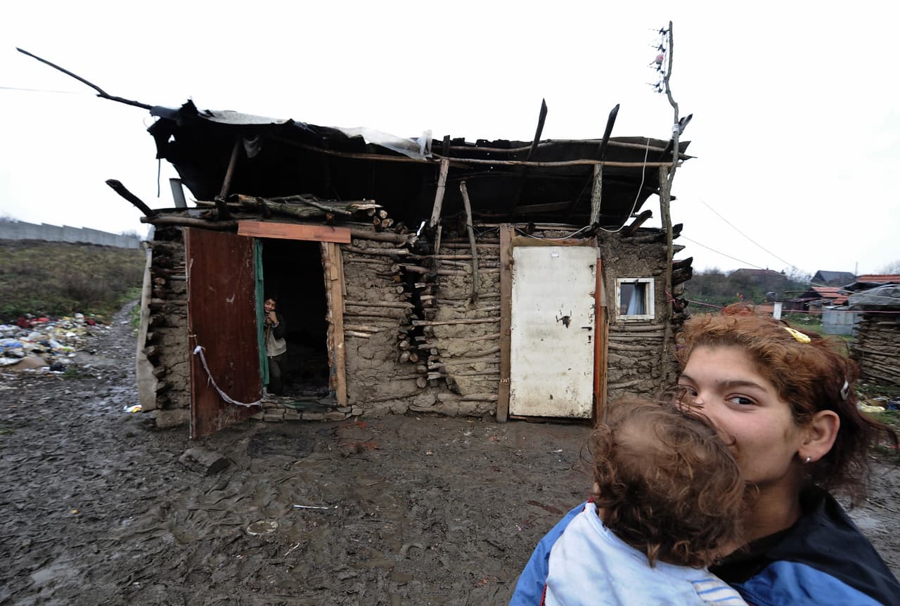 El suelo contaminado por heces humanas es foco de transmisión de las helmintiasis, una enfermedad parasitaria en la que una parte del cuerpo está infestada de gusanos. Comúnmente residen en la vía gastrointestinal pero también se pueden encontrar en el hígado y los músculos, entre otros órganos.