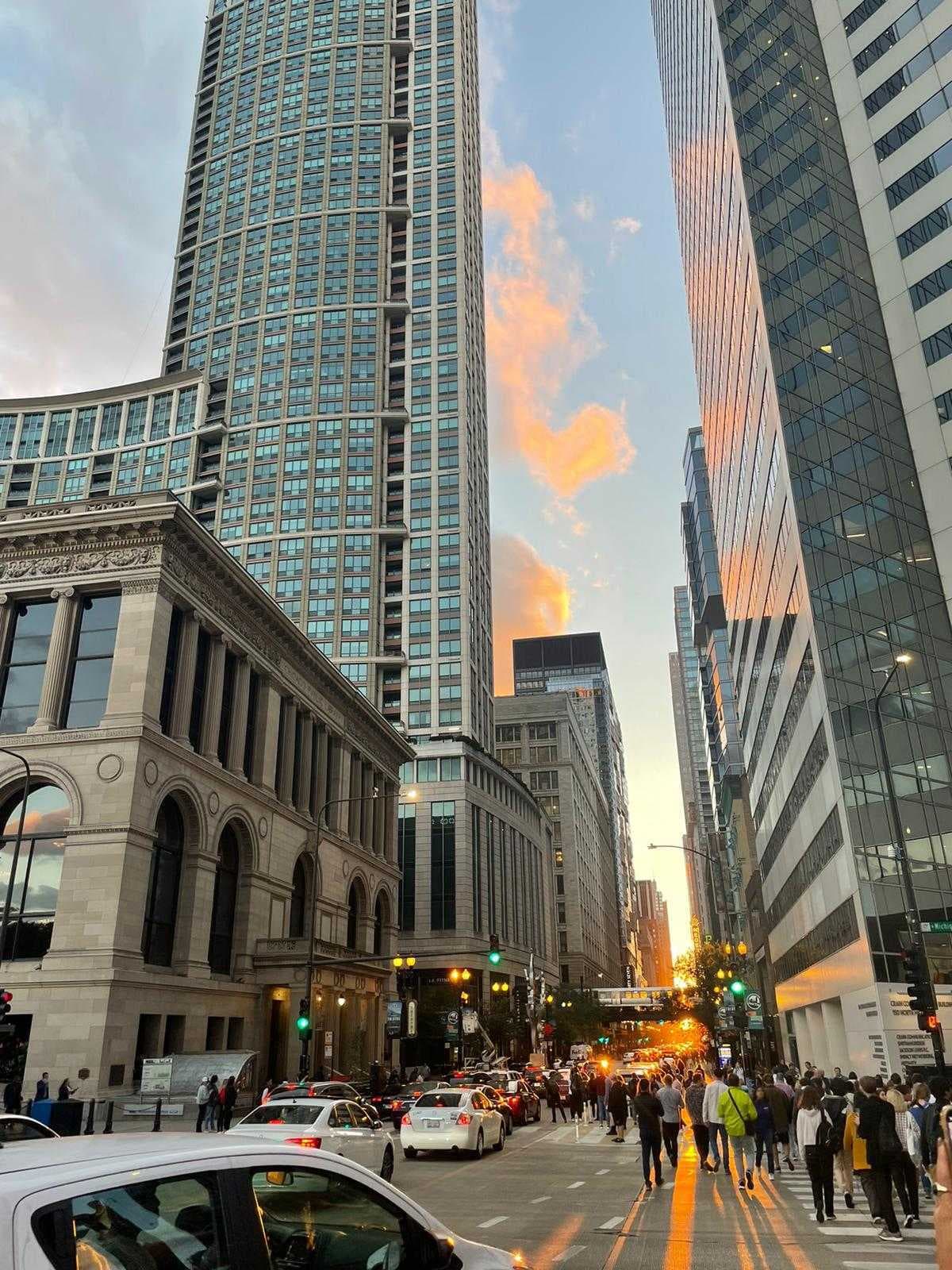 Chicagohenge otoño 2022 en Chicago. Sin duda, el Sol, las nubes los edificios e incluso los autos formaron una postal que pocas veces puede ser capturada.