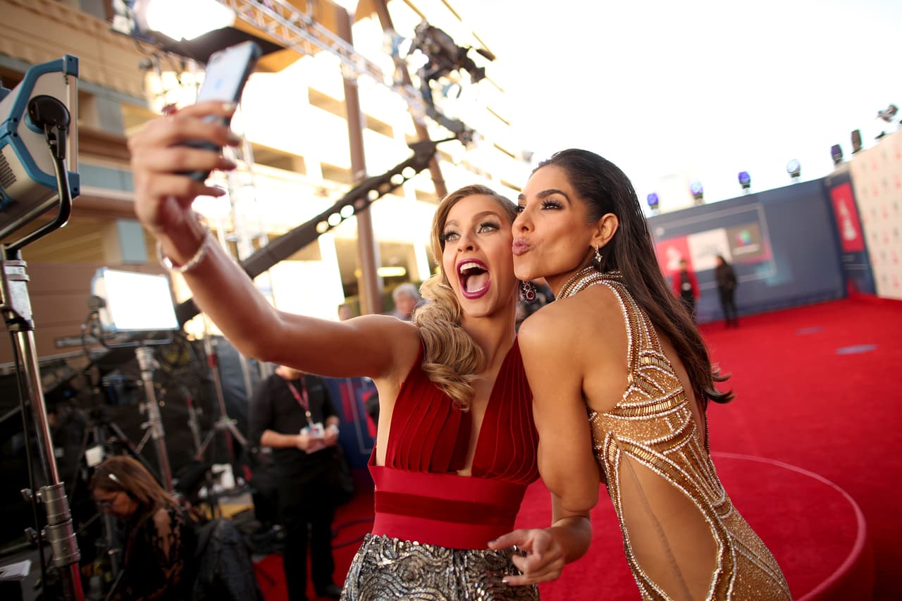 Esa responsabilidad implica caminar por la alfombra de los premios. 
<b>“Eso es de lo que más me gusta. Me fascina el contacto con la gente, me encantan las fotografías</b>, me gusta mucho compartir con colegas porque como vivo en Los Ángeles no puedo ver siempre a los que están en Miami”.