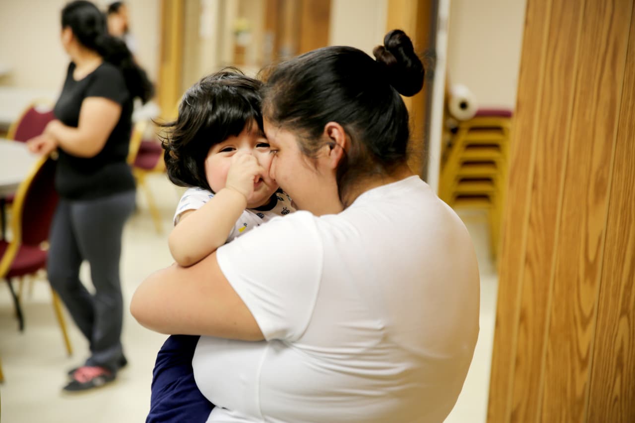 “Tengo miedo de que vuelva a pasar”. Carolina Rómulo, de 25 años, abraza a su bebé de 10 meses después de saber que su marido será liberado del centro de ICE, tras pasar casi un mes en detención. La noche anterior el bebé casi no durmió por una infección en el oído y esa mañana una amiga de la misma empacadora le dio aventón para ir al médico. No se atreve a manejar por si la paran. Rómulo también fue detectada como indocumentada en la redada, pero liberada al cabo de unas horas. Dice que el bebé se emociona cuando oye al papá del otro lado del teléfono.