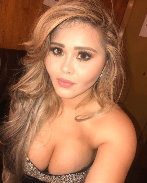 Gomita contó que al cumplir 18 años le pidió a su padre que le pagara una serie de 
<b><a href="https://www.univision.com/entretenimiento/estas-son-las-transformaciones-de-gomita-en-un-minuto-del-cirujano-al-estilista-video">cirugías estéticas</a> que la ayudarían a tener mayores oportunidades de trabajo</b>. Sin embargo, nunca imaginó que su nuevo aspecto provocaría que acusaran a su hermano de robo.
<br>