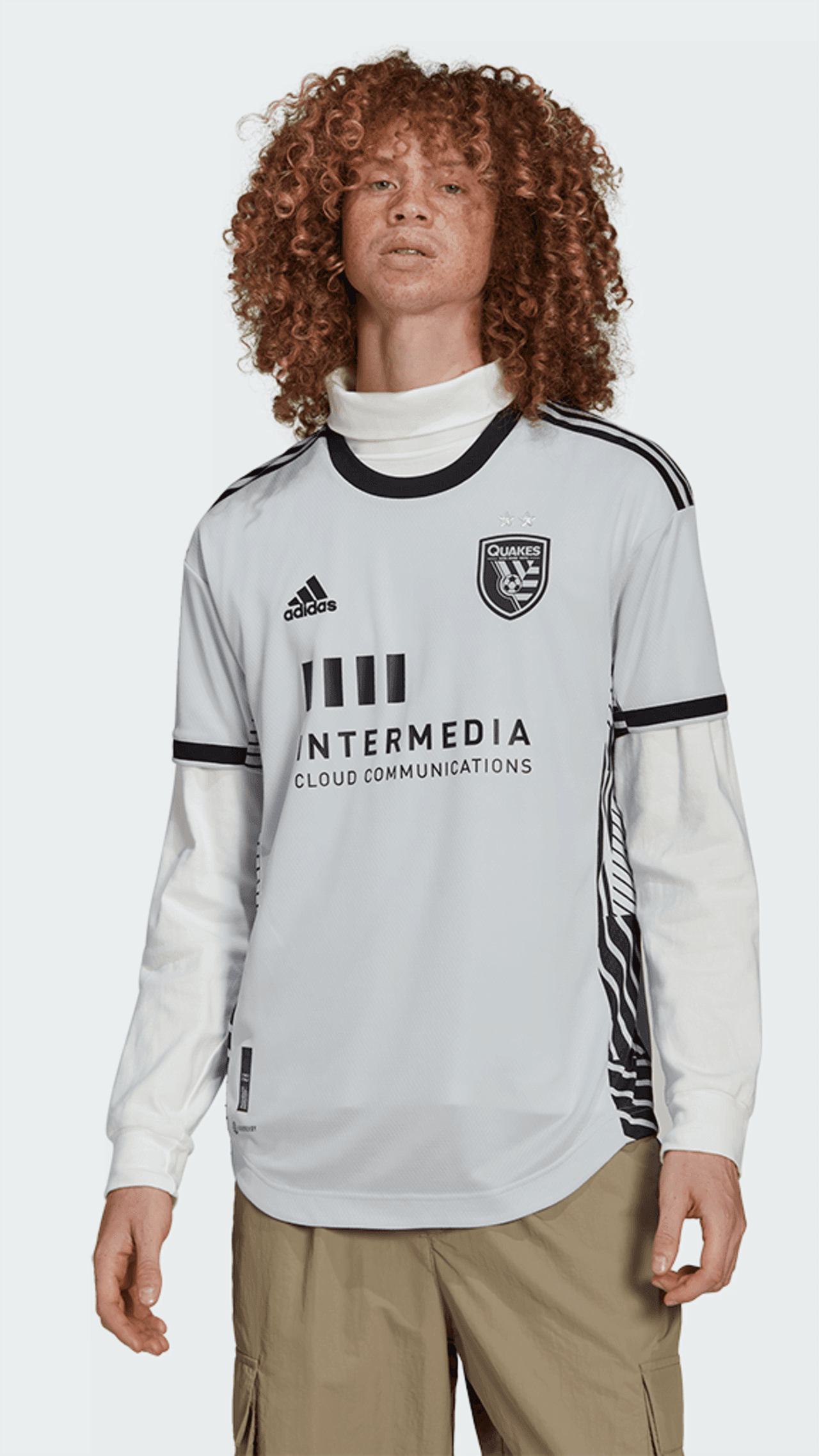 La casaca busca copiar a las vigas de acerca del PayPal Park, el arte callejero del Norte de California, y el movimiento tectónico que existe en San Jose. Ninguna camiseta será igual a la otra, ya que el diseño que aparece en el costado de la camiseta será cortado de un paño repetitivo y aleatorio.
<br>
<br>