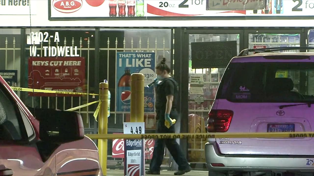 La adolescente que fue identificada por las autoridades como Jasmine Burnell, de 19 años, murió en la escena y los dos hombres, Donovan Crawford, de 30 años, y Chaz Caddie, de 31, fueron traslados a un hospital.