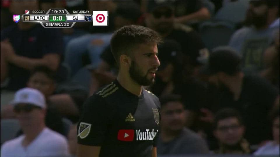 Tiro desviado de Diego Rossi