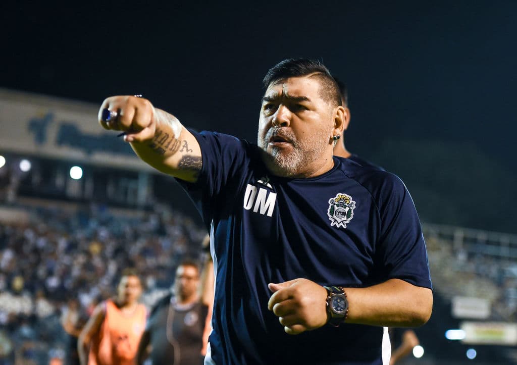 Mucha pasión e intensidad, así dirige Maradona dentro del terreno de juego.