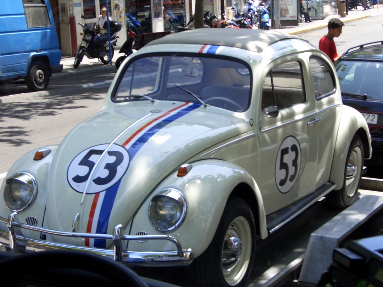 <b>Herbie, el Volkwagen Beetle de la película The Love Bug</b>
<br>
<br>La comedia de 1968 tiene como protagonista a un Volkwagen Beetle 1963 que recibe el nombre de 
<b>Herbie</b>. Este escarabajo de franjas rojas, blancas y azules encantó tanto a la audiencia que fue incluido hasta en media docena de películas en los años posteriores a su debut.