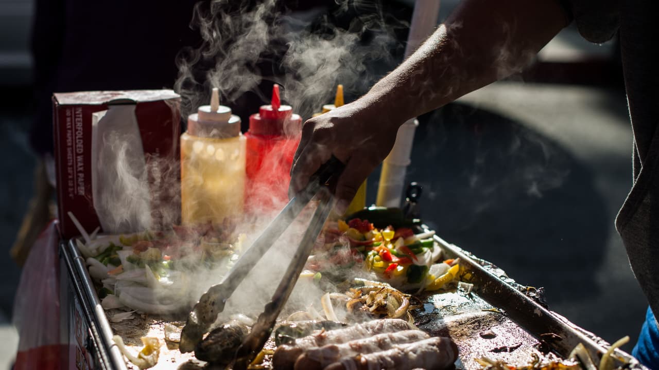 Vendedores ambulantes en el parque MacArthur denuncian que están siendo hostigados por autoridades de Los Ángeles