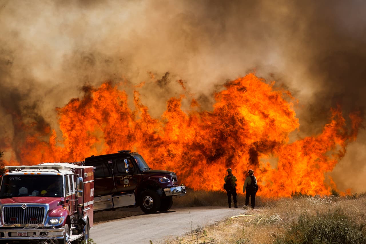 Incendio Apple ha consumido 12,000 acres y sigue fuera de control en el condado de Riverside