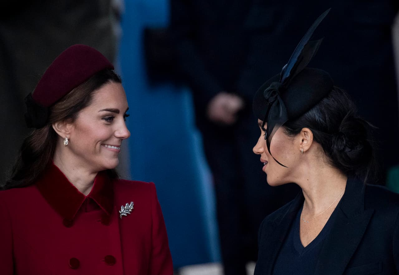 Su 'look' monocromático fue comparado con el de su cuñada, que también eligió un outfit monocolor, pero ella optó por un estilismo totalmente oscuro.
