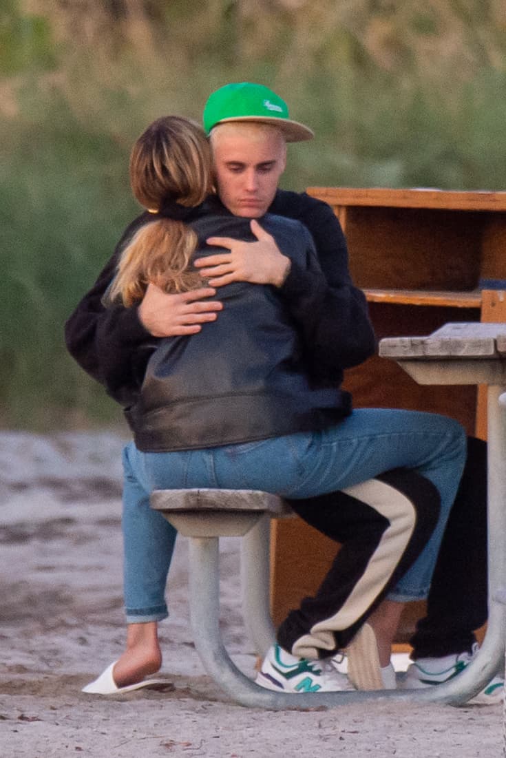 Bieber observó parte de la sesión sentado en la playa en donde la esperó. En un momento de la jornada, Baldwin se sentó con él y 
<b><a href="https://www.univision.com/famosos/con-un-picnic-en-el-parque-y-hasta-hamburguesas-estas-son-las-primeras-fotos-de-justin-y-hailey-tras-su-boda-fotos" target="_blank">se abrazaron.</a></b>
