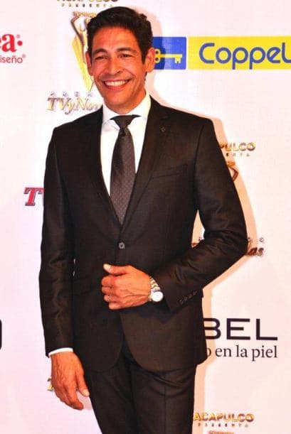 Otro que se vio muy a la moda fue Johnny Lozada. Todo un galán.