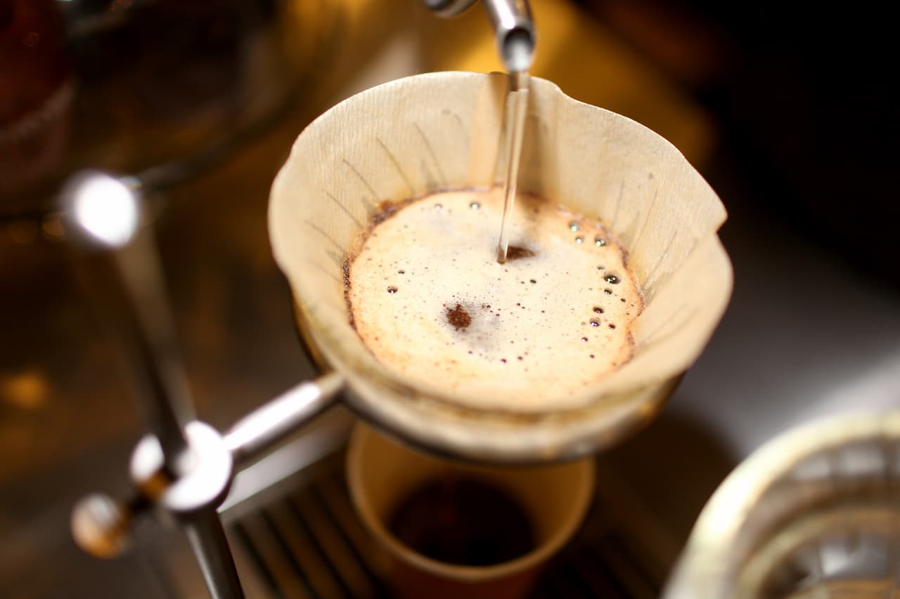 <b>Slow Brew</b>
<br>El proceso para preparar café se ha vuelto, a propósito, más lento y manual. El propósito es servir tazas que estén hechas a medida, mucho menos genéricas en sabor y con métodos nuevos o que habían caído en el olvido. Ahora es más frecuente encontrarse con cafeterías que ofrecen cafés preparados con dispositivos como
<b><a href="http://www.chemexcoffeemaker.com/">el chemex</a></b>, la prensa francesa o, tan sofisticados, como la cona. De acuerdo al reporte de la Asociación Nacional de Café, entre el 2008 y el 2016 el consumo de este tipo de café subió del 19% al 41% entre bebedores de 29 a 45 años.