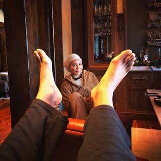 <b>15. Bromas de amor. </b>Su esposa no ha logrado escapar de sus chistes, menos aún cuando él intenta ponerse romántico. "Estamos a cuatro días de nuestro aniversario número 20", escribió al compartir esta foto, en la que ella aparece de fondo, enmarcada por los pies del actor, quien cerró su comentario diciendo: "Y eso es un gran paso".