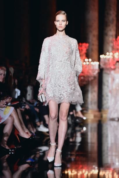 Los vestidos cortos para una boda civil, también incluyeron los básicos de la temporada: encaje, bordados, cinturones y mangas largas.