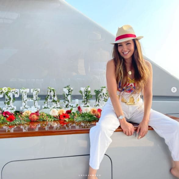 “Nosotras somos comadres y vamos a ser comadres hasta la muerte. Mi comadre Thalía, además de la admiración que le tengo, sabe que cuenta conmigo”, agregó.