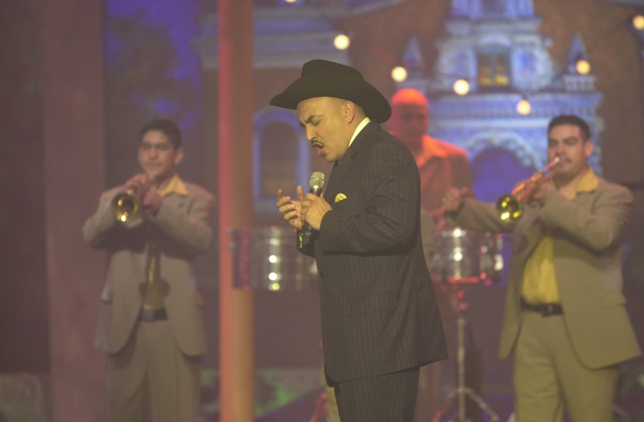 El Artista Masculino Regional del Año, en ese 2002, fue Lupillo Rivera. Ganó además el premio al Álbum del Año en la misma categoría por el disco 'Despreciado', el cual fue lanzado al mercado por Sony Latin Music en febrero de 2001. Cantó esa noche el sencillo que llevaba el mismo nombre del álbum, canción escrita por José Alfredo Jiménez.
