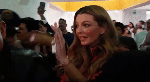 Aquí, Marjorie estalla. Y con razón. La actriz reclama que la han empujado, se le han lanzado encima y que tiene que ver cómo logra salir de la situación de tensión.