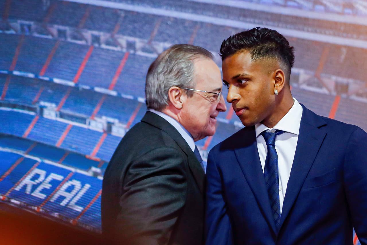 Este martes el brasileño Rodrygo, ex Santos F.C., firmó contrato hasta 2025 con el Real Madrid y posteriormente fue presentado de manera oficial junto al presidente Florentino Pérez. "Era mi sueño desde pequeño jugar acá [...] estoy a disposición del club, en el Castilla o el primer equipo", comentó el joven atacante.