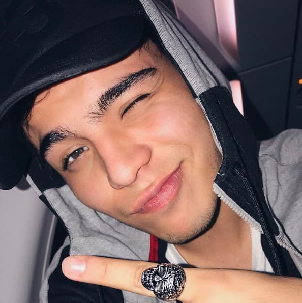 ¡Divertido coqueteo!. Nos encanta que Sebastián nos güiñe el ojo.