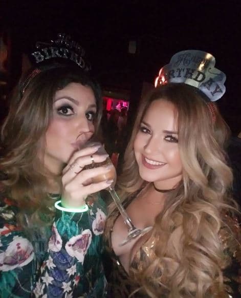 La modelo y animadora se preparó durante la semana haciéndose una manicura y poniéndose extensiones para lucir un pelo rubio largo. El sábado se fue de fiesta al club nocturno Brava.