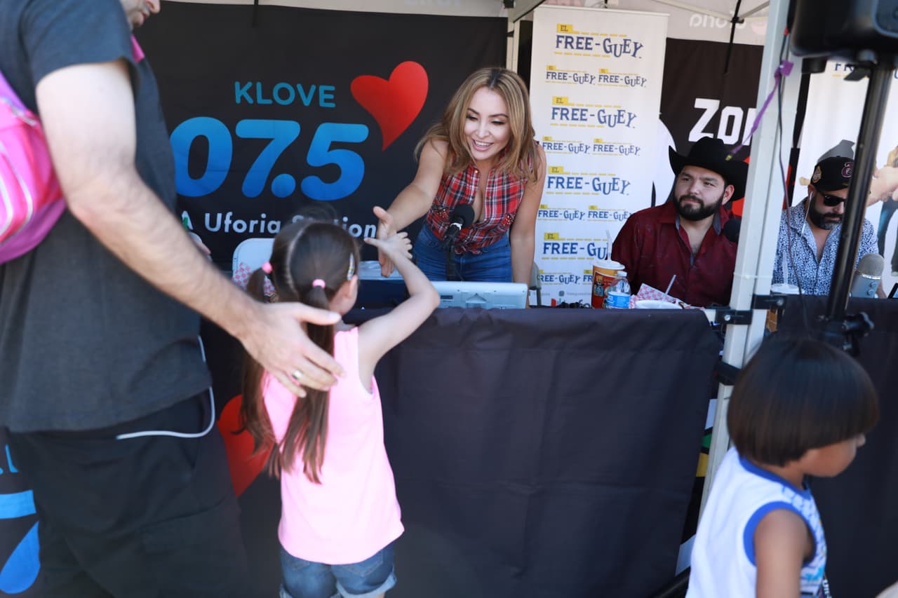 Y saludando a sus radioescuchas.