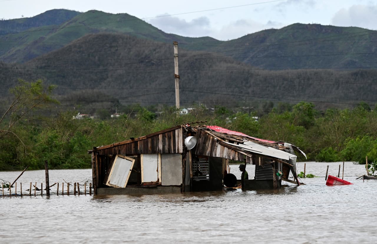 Cientos de miles de personas se vieron afectadas por las marejadas ciclónicas, los fuertes vientos y las inundaciones repentinas que dejó el huracán Melissa a su paso por el oriente de Cuba. El catastrófico sistema tocó tierra en la isla en la madrugada del miércoles 29 de octubre. 
<br>