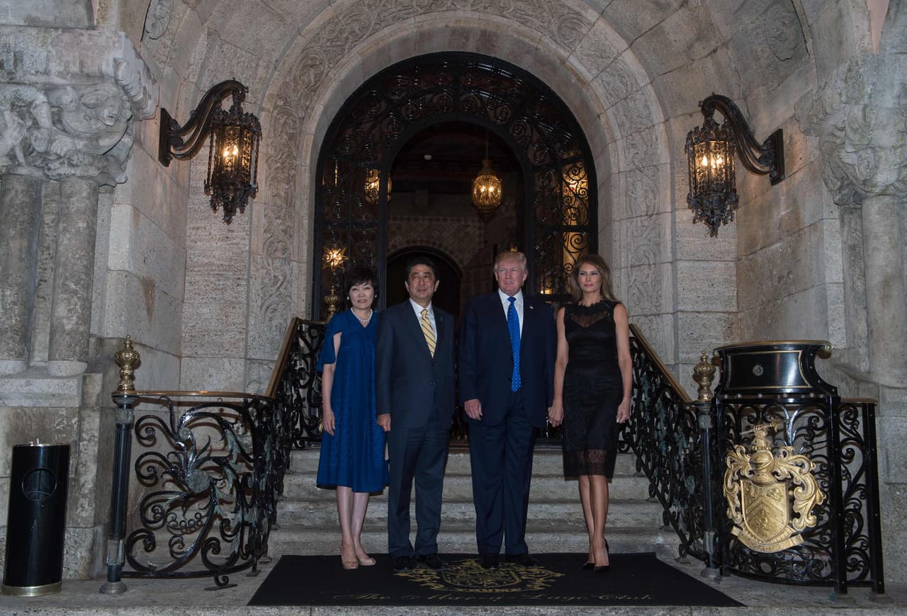 El primer ministro japonés y su esposa compartieron tiempo con el presidente Trump y su esposa en la casa de Mar-a-Lago. Sin los formalismos de las cenas de estado que se ofrecen en la Casa Blanca, este encuentro de mandatarios llevó un código de vestido tipo cóctel en el que Melania Trump eligió un traje negro de encaje a la altura de la rodilla (largo Chanel).