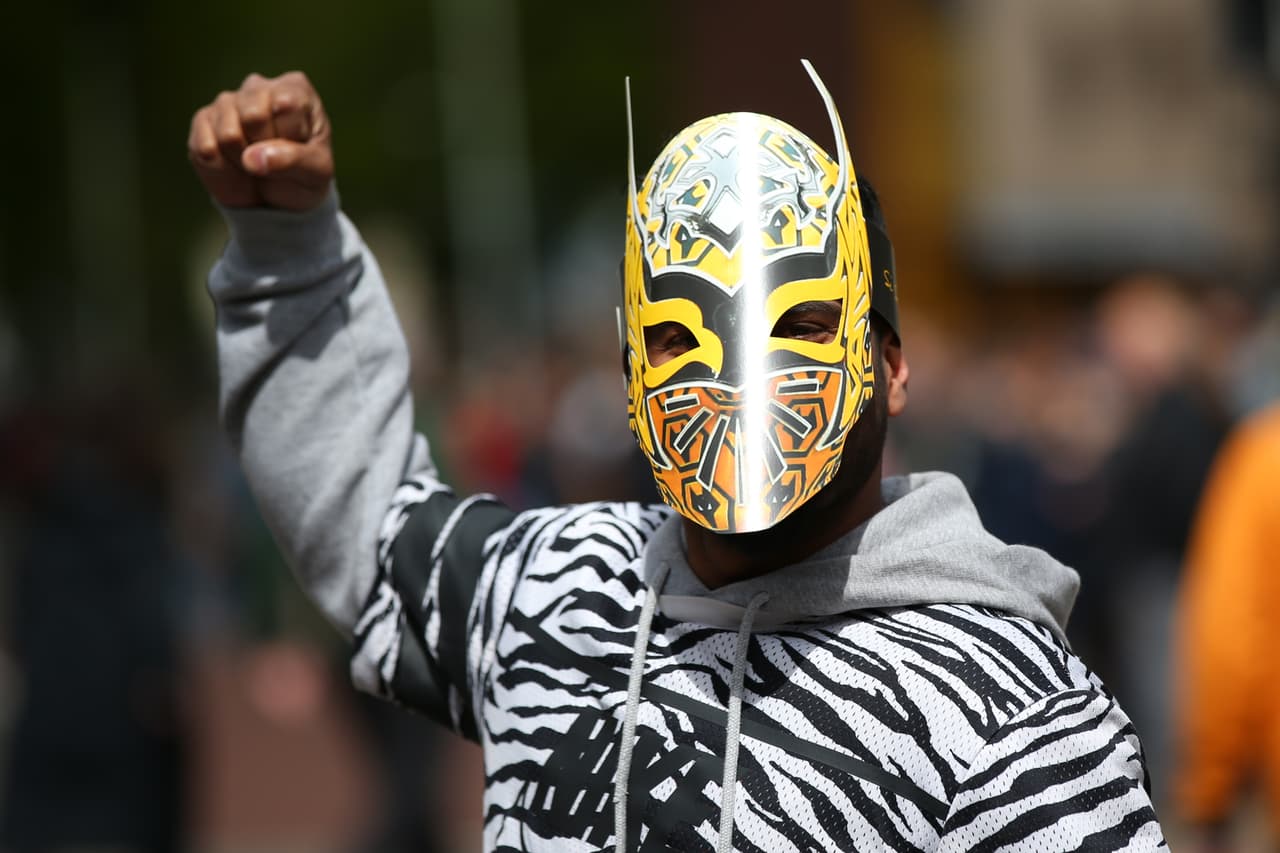 Después de la visita de Sin Cara a Raúl Jiménez, este viernes, los fanáticos de los Wolves llegaron al Molineux este sábado con máscaras del luchador y prendas típicas mexicanas que montaron un colorido ambiente para enfrentar al Fulham en la Premier League.