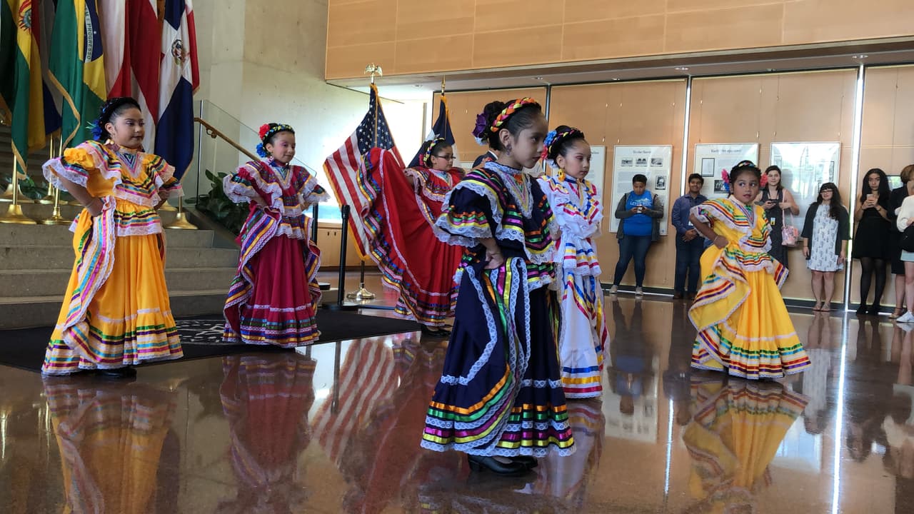 En un evento en el ayuntamiento, el alcalde Eric Johnson proclamó el periodo entre el 15 de septiembre y el 15 de octubre como el Mes de Herencia Hispana en la ciudad de Dallas. El anuncio contó con una presentación de El Trigo Ballet Folklorico y el Mariachi de la academia de artes Greiner.
<br>