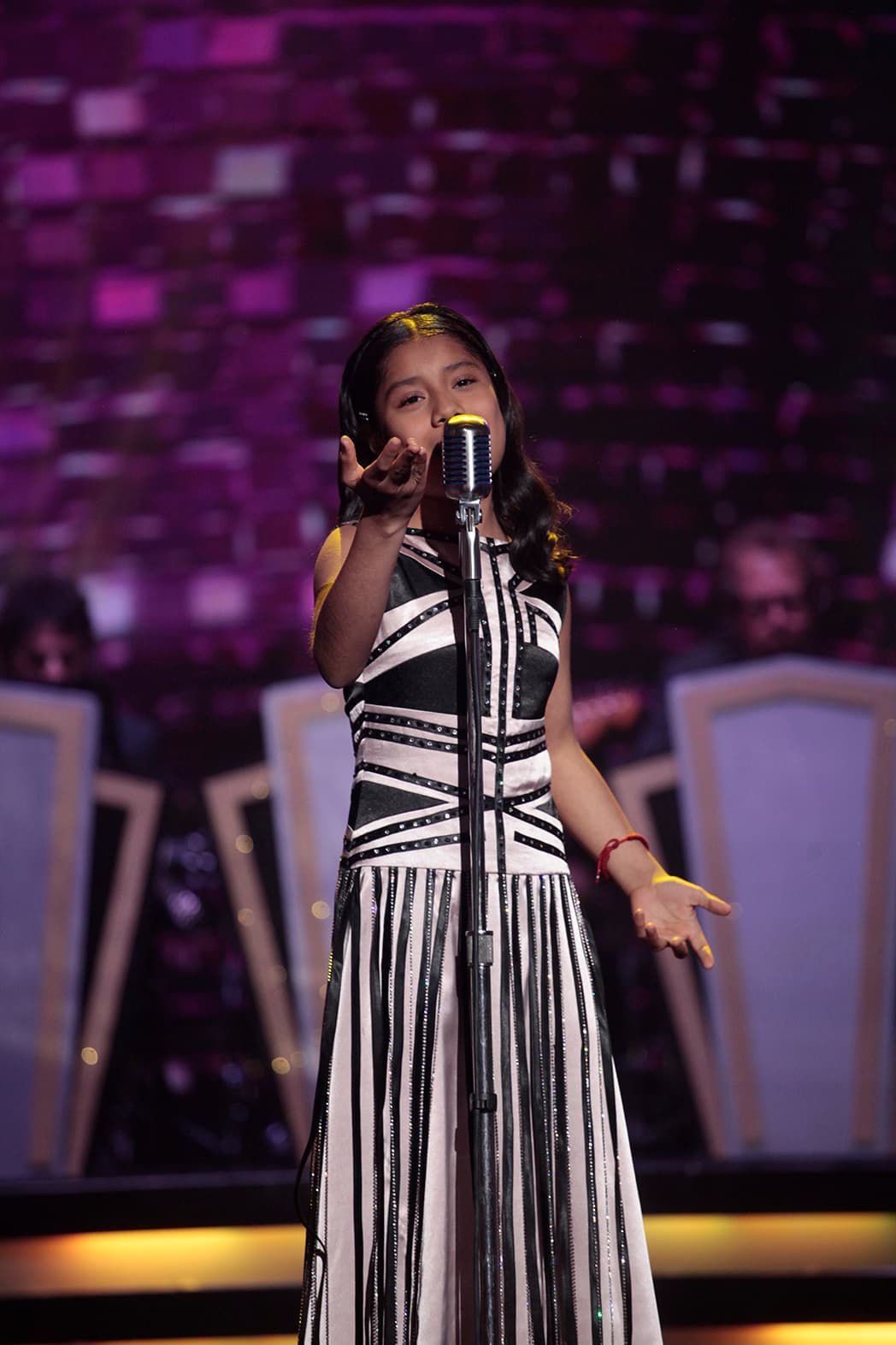 Antes de que la cantante de los 'Sacachispas' ofreciera su número musical 'De mí enamórate', presentó a su familia y cómo vive en Tijuana, donde cada viernes tiene noche de karaoke con su mamá. Adilene obtuvo un 10 de parte de todos los jueces.