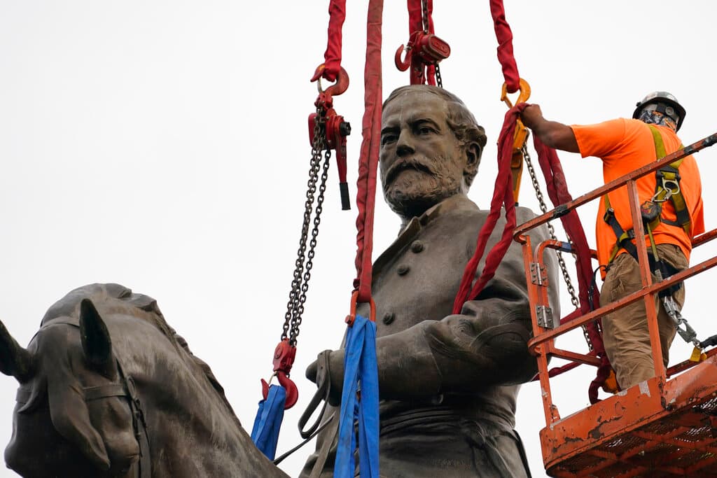 Por el momento el pedestal seguirá en el mismo sitio, pero 
<b>se le quitarán las placas decorativas este mismo jueves.</b>
<br>