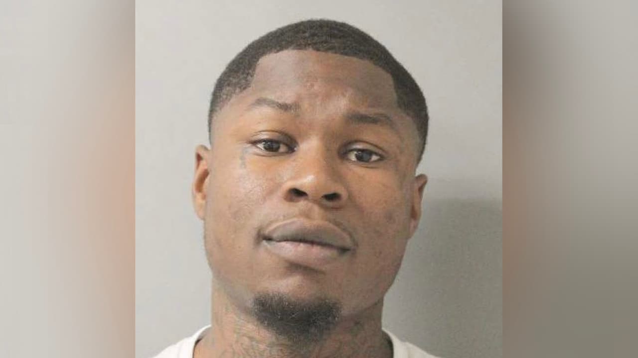 Gregory Smith, de 30 años, es el sospechoso de conducir el vehículo que provocó el accidente, fue trasladado al hospital y arrestado, enfrenta tres cargos de homicidio involuntario.