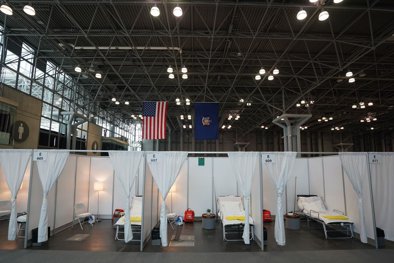 Hoy se espera que comience a recibir pacientes un hospital temporal con 1,000 camas instalado en en el Centro Jacob Javits de Nueva York. Fue construido por el personal de Guardia Nacional y el Cuerpo de Ingenieros del Ejército.
