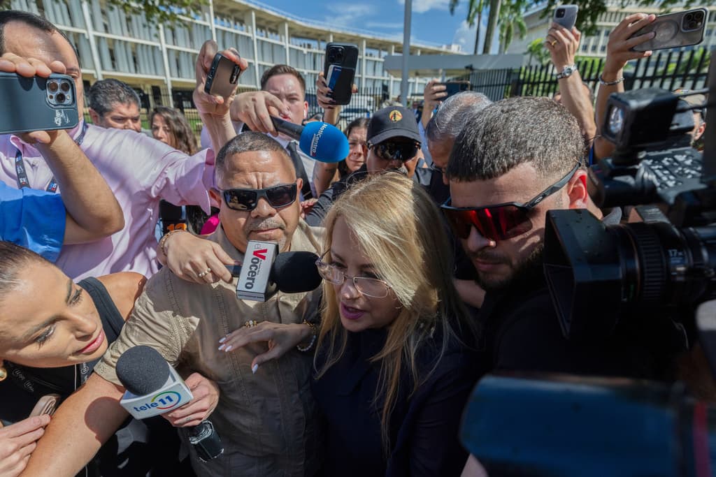 “Lo que estoy asumiendo es la responsabilidad por aquellos que de alguna manera u otra no hicieron el trabajo de asegurarse de las personas que estaban cooperando en la campaña. Así que nada, yo lo asumí como presidenta de la campaña”, dijo Vázquez.