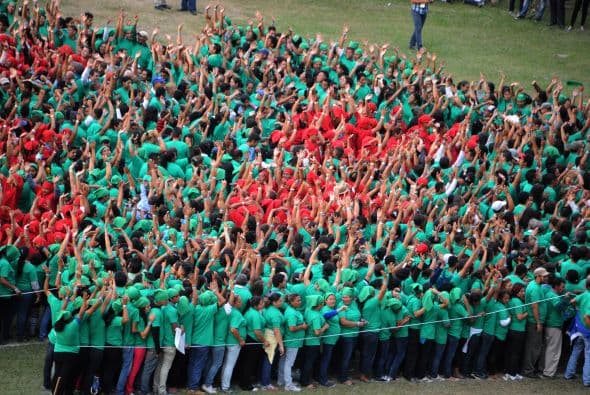 Es un árbol muy singular pues está hecho con personas, se estima que fueron unos tres mil participantes.
