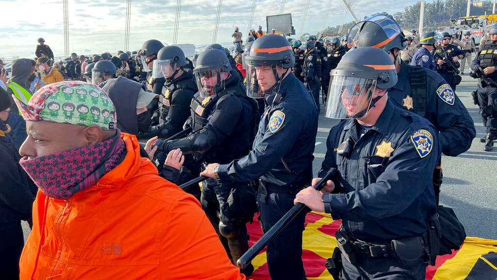 Durante la cumbre APEC en San Francisco, la policía arrestó a manifestantes en el Bay Bridge, en medio de una protesta contra el apoyo de Estados Unidos a Israel en el conflicto de Gaza. La detención generó controversias y tensiones en la zona.