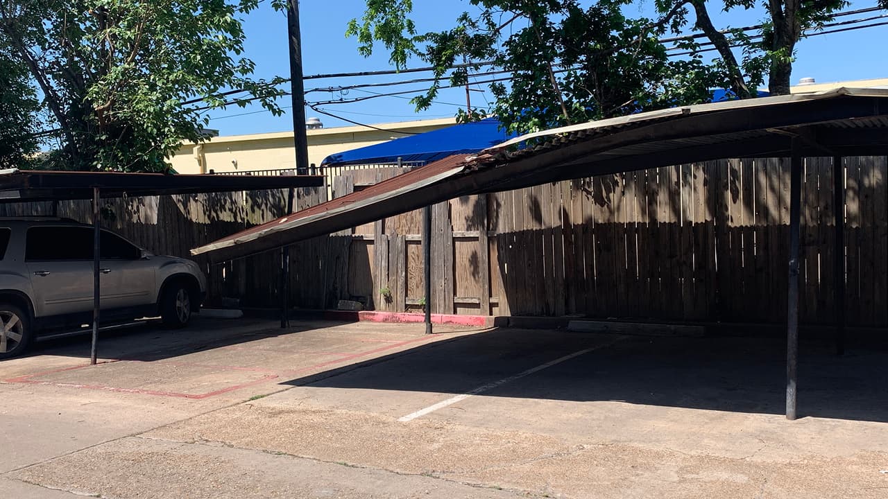 El techo del estacionamiento de este complejo de departamentos está a punto de caerse.