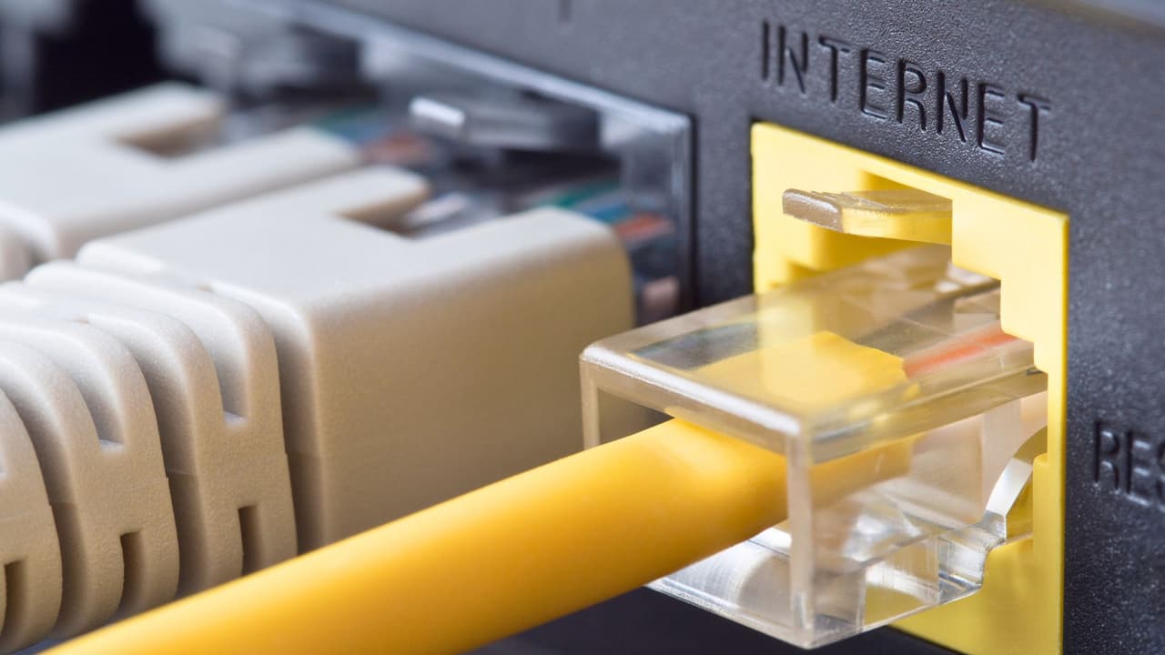 <h3 class="cms-H3-H3">¿Qué son los bots? </h3>
<br>
<br>Imagina que en internet hay 
<b>pequeños robots invisibles</b> que trabajan sin descansar. Estos robots son programas informáticos que realizan tareas automáticamente. Se llaman “bots” y 
<b><a href="https://www.univision.com/explora/los-bots-sirven-para-mas-cosas-ademas-del-trolleo-y-nos-topamos-con-ellos-todos-los-dias" target="_blank">pueden ser de mucha ayuda</a></b>, pero también pueden causar problemas. Un bot es un programa diseñado para 
<b>hacer cosas rápido y sin intervención humana</b>. Algunos, por ejemplo, ayudan a encontrar información en Google, otros responden mensajes en una página web, pero también 
<b>hay bots que engañan a la gente o difunden noticias falsas</b>.