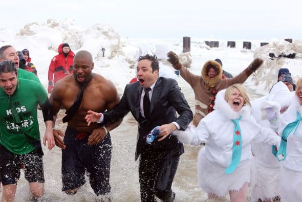 ¡Lo hizo!Mira lo congelado que quedó el comediante Jimmy Fallon luego de aceptar el reto que le hizo el alcalde de Chicago Rahm Emanuel de lanzarse a las congeladas aguas del Lago Chicago durante el Polar Plunge 2014 y con un temperatura de 2 grados