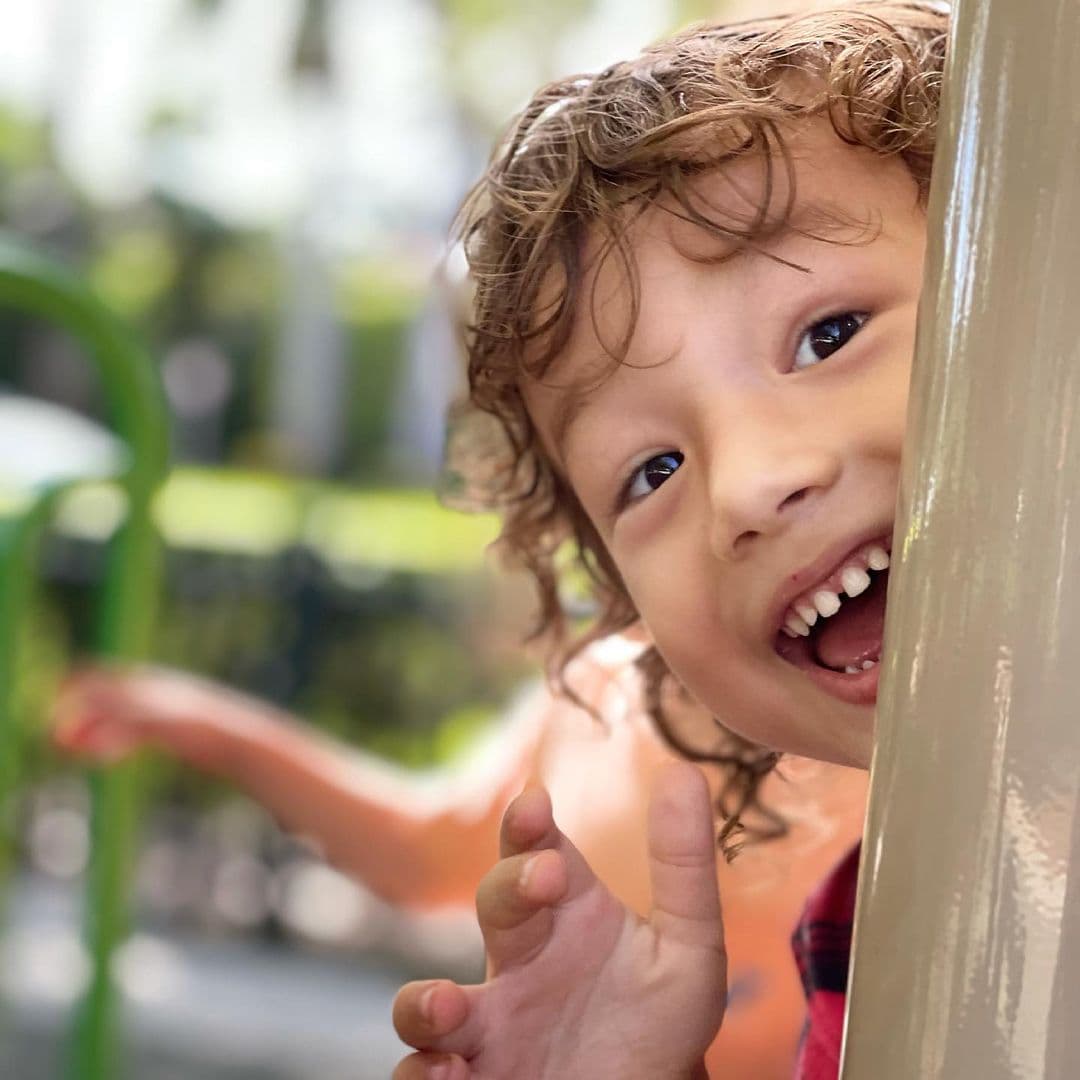 Sus risas y ocurrencias llenan de alegría el hogar de esta familia. Con tan solo 3 añitos derrite a todos con su carisma y su divertida personalidad.