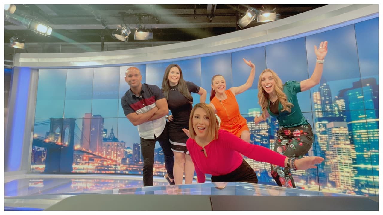 Esa diversidad la siente cada día cuando entra a los estudios de Univision 41, donde están representados varios países: “Desde que vine me hicieron sentir en familia. Para mí, que tengo a los míos tan lejos, eso es invaluable”.