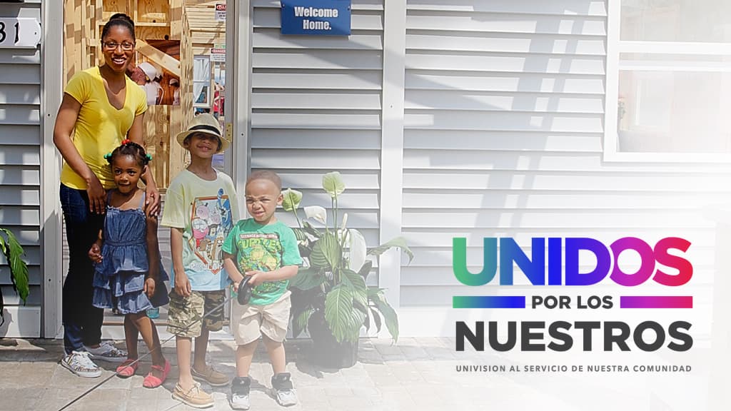 Los empleados apoyamos a organizaciones como Habitat for Humanity, que construye hogares para familias hispanas de bajos recursos.