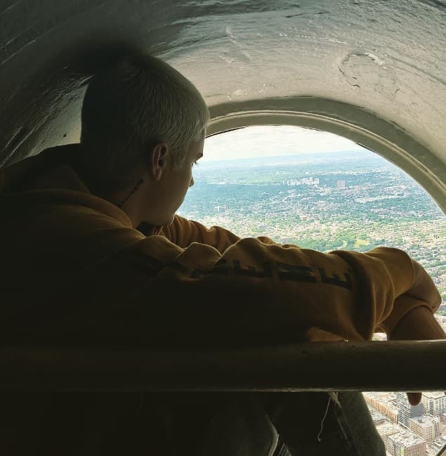 Luego fue a un misterioso sitio donde se tomó estas fotos muy reflexivo.