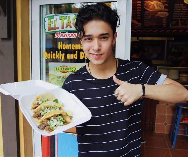 Joel demostró que los tacos pueden ser su debilidad, por eso se atrevió a comer tres de estos suculentos manjares.