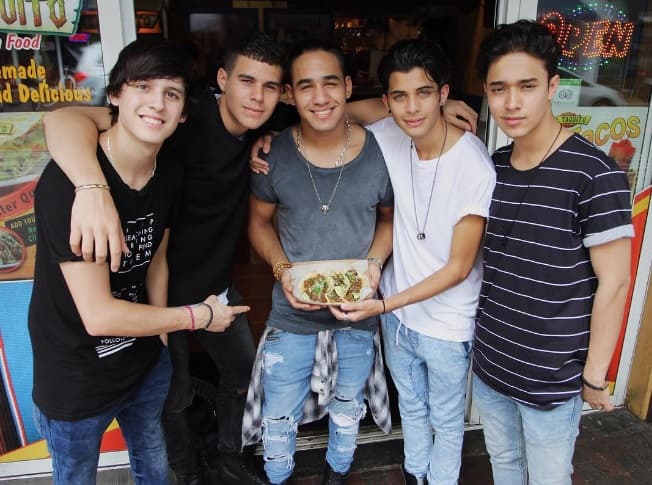 Los chicos de CNCO se comieron unos ricos tacos previo a su llegada a México, en donde se encontraron con sus fans.