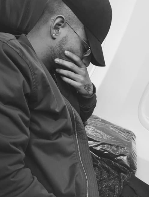 Maluma también se la pasó viajando y hasta aprovechó para tomar un breve descanso pero sin dejar de tomarse alguna foto.